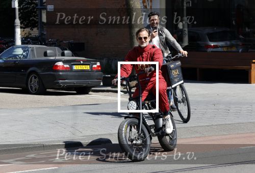 Amsterdam 9 mei 2020
Ronald de Boer brengt op fiets voor OGER een pakketje naar Johnny Heitinga.