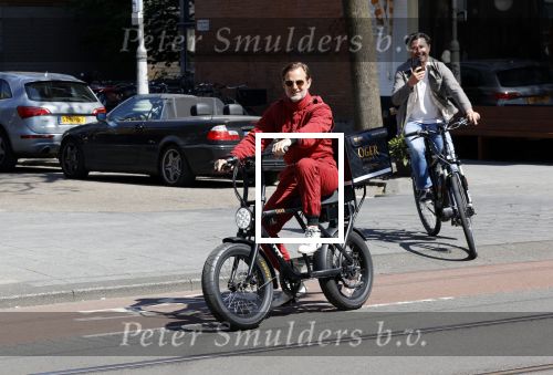 Amsterdam 9 mei 2020
Ronald de Boer brengt op fiets voor OGER een pakketje naar Johnny Heitinga.