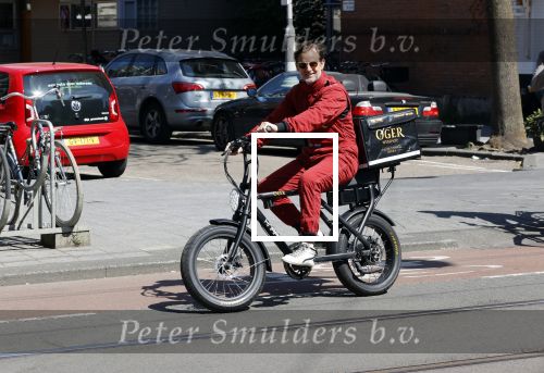 Amsterdam 9 mei 2020
Ronald de Boer brengt op fiets voor OGER een pakketje naar Johnny Heitinga.
