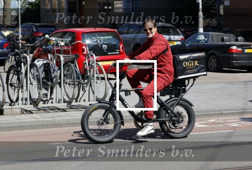 Amsterdam 9 mei 2020
Ronald de Boer brengt op fiets voor OGER een pakketje naar Johnny Heitinga.