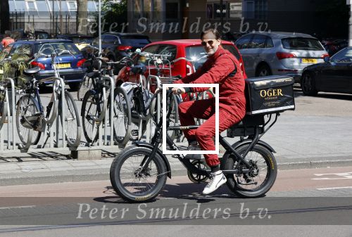 Amsterdam 9 mei 2020
Ronald de Boer brengt op fiets voor OGER een pakketje naar Johnny Heitinga.