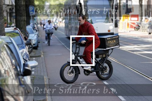 Amsterdam 9 mei 2020
Ronald de Boer brengt op fiets voor OGER een pakketje naar Johnny Heitinga.