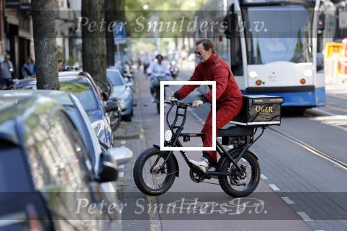 Amsterdam 9 mei 2020
Ronald de Boer brengt op fiets voor OGER een pakketje naar Johnny Heitinga.