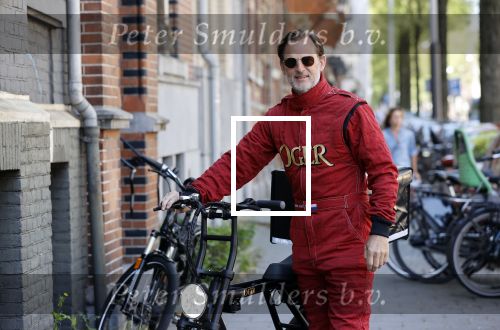 Amsterdam 9 mei 2020
Ronald de Boer brengt op fiets voor OGER een pakketje naar Johnny Heitinga.