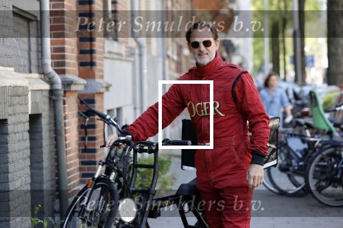 Amsterdam 9 mei 2020
Ronald de Boer brengt op fiets voor OGER een pakketje naar Johnny Heitinga.
