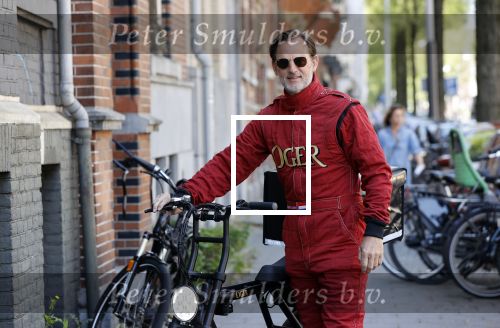 Amsterdam 9 mei 2020
Ronald de Boer brengt op fiets voor OGER een pakketje naar Johnny Heitinga.