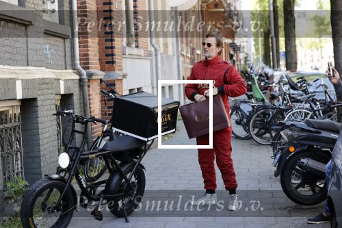 Amsterdam 9 mei 2020
Ronald de Boer brengt op fiets voor OGER een pakketje naar Johnny Heitinga.