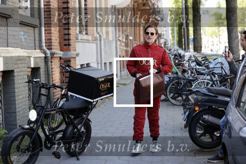 Amsterdam 9 mei 2020
Ronald de Boer brengt op fiets voor OGER een pakketje naar Johnny Heitinga.