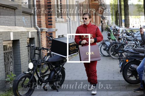 Amsterdam 9 mei 2020
Ronald de Boer brengt op fiets voor OGER een pakketje naar Johnny Heitinga.