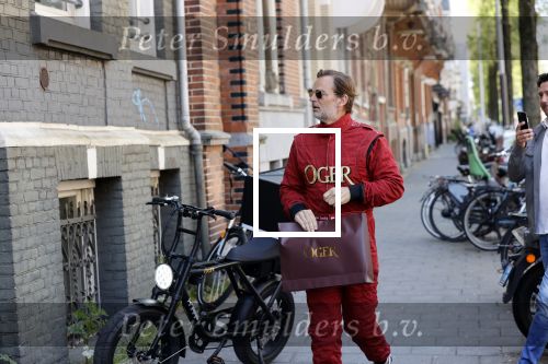 Amsterdam 9 mei 2020
Ronald de Boer brengt op fiets voor OGER een pakketje naar Johnny Heitinga.
