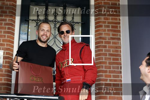 Amsterdam 9 mei 2020
Ronald de Boer brengt op fiets voor OGER een pakketje naar Johnny Heitinga.