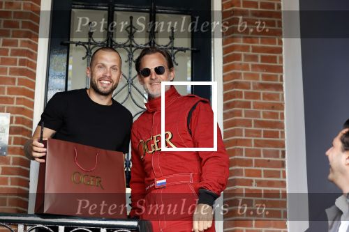 Amsterdam 9 mei 2020
Ronald de Boer brengt op fiets voor OGER een pakketje naar Johnny Heitinga.