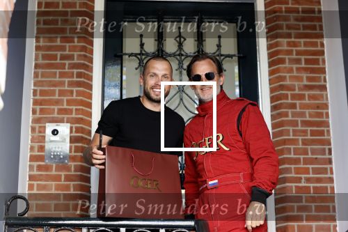 Amsterdam 9 mei 2020
Ronald de Boer brengt op fiets voor OGER een pakketje naar Johnny Heitinga.