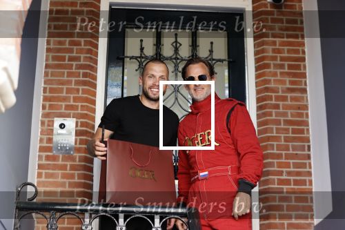 Amsterdam 9 mei 2020
Ronald de Boer brengt op fiets voor OGER een pakketje naar Johnny Heitinga.