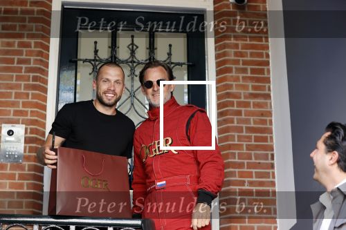 Amsterdam 9 mei 2020
Ronald de Boer brengt op fiets voor OGER een pakketje naar Johnny Heitinga.
