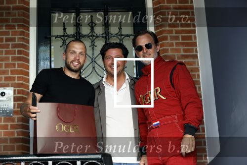 Amsterdam 9 mei 2020
Ronald de Boer brengt op fiets voor OGER een pakketje naar Johnny Heitinga. Sander Lusink van Oger