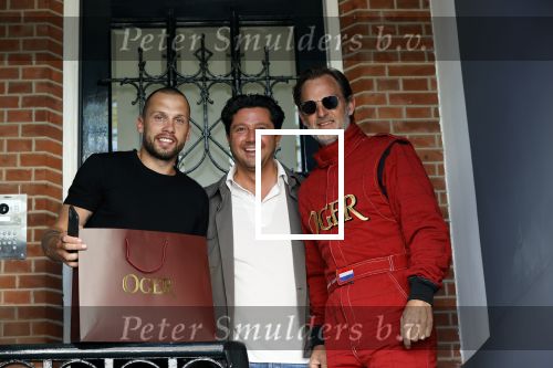 Amsterdam 9 mei 2020
Ronald de Boer brengt op fiets voor OGER een pakketje naar Johnny Heitinga. Sander Lusink van Oger