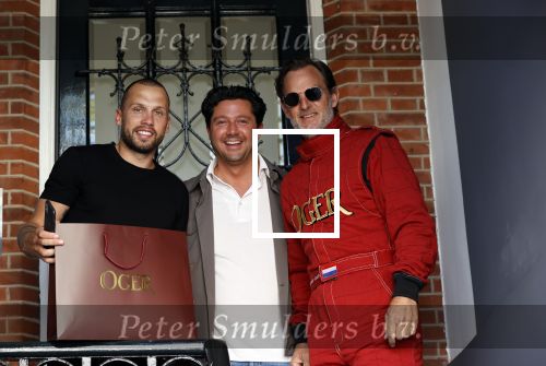 Amsterdam 9 mei 2020
Ronald de Boer brengt op fiets voor OGER een pakketje naar Johnny Heitinga. Sander Lusink van Oger