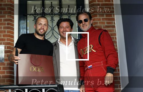 Amsterdam 9 mei 2020
Ronald de Boer brengt op fiets voor OGER een pakketje naar Johnny Heitinga. Sander Lusink van Oger