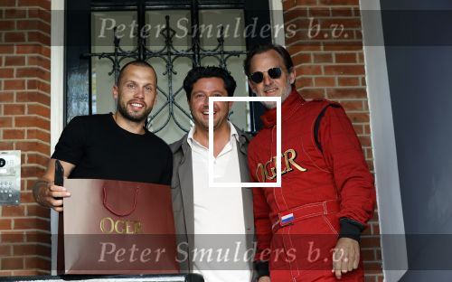 Amsterdam 9 mei 2020
Ronald de Boer brengt op fiets voor OGER een pakketje naar Johnny Heitinga. Sander Lusink van Oger
