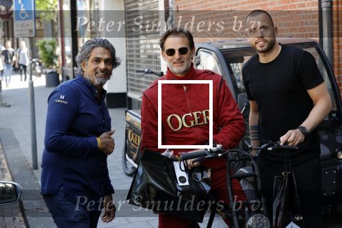 Amsterdam 9 mei 2020
Ronald de Boer brengt op fiets voor OGER een pakketje naar Johnny Heitinga. Soenil Bahadoer