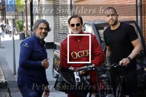 Amsterdam 9 mei 2020
Ronald de Boer brengt op fiets voor OGER een pakketje naar Johnny Heitinga. Soenil Bahadoer