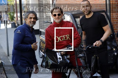 Amsterdam 9 mei 2020
Ronald de Boer brengt op fiets voor OGER een pakketje naar Johnny Heitinga. Soenil Bahadoer