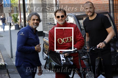 Amsterdam 9 mei 2020
Ronald de Boer brengt op fiets voor OGER een pakketje naar Johnny Heitinga. Soenil Bahadoer