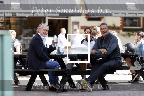 Amsterdam 27 mei 2020
Ruud Gullit Karin de Rooij en Mark Teurlings op terras.