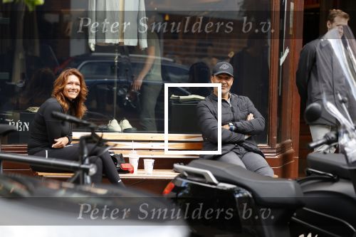 Amsterdam 2 mei 2020
Ruud Gullit en zijn vriendin Karin de Rooij zitten op bankje met anderhalve meter afstand.