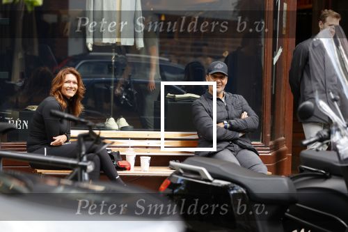 Amsterdam 2 mei 2020
Ruud Gullit en zijn vriendin Karin de Rooij zitten op bankje met anderhalve meter afstand.