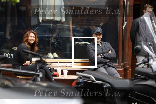 Amsterdam 2 mei 2020
Ruud Gullit en zijn vriendin Karin de Rooij zitten op bankje met anderhalve meter afstand.