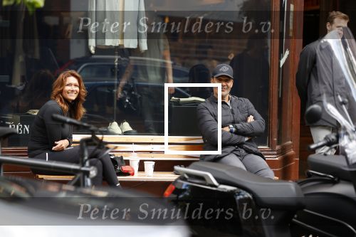 Amsterdam 2 mei 2020
Ruud Gullit en zijn vriendin Karin de Rooij zitten op bankje met anderhalve meter afstand.
