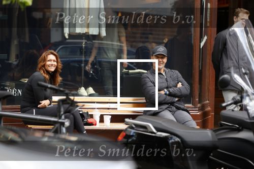 Amsterdam 2 mei 2020
Ruud Gullit en zijn vriendin Karin de Rooij zitten op bankje met anderhalve meter afstand.