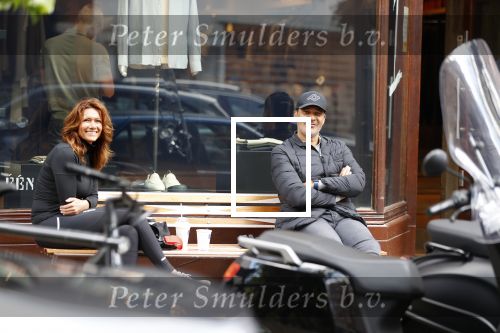 Amsterdam 2 mei 2020
Ruud Gullit en zijn vriendin Karin de Rooij zitten op bankje met anderhalve meter afstand.