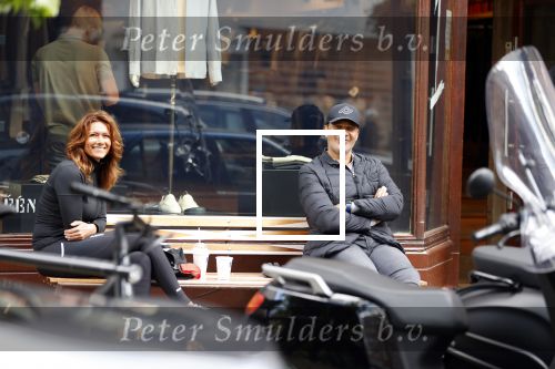 Amsterdam 2 mei 2020
Ruud Gullit en zijn vriendin Karin de Rooij zitten op bankje met anderhalve meter afstand.