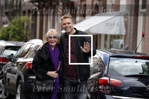 Amsterdam 15 mei 2020
Sheila de Vries met haar zoon Gideon p[ de cornelis schuytstraat