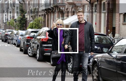 Amsterdam 15 mei 2020
Sheila de Vries met haar zoon Gideon p[ de cornelis schuytstraat
