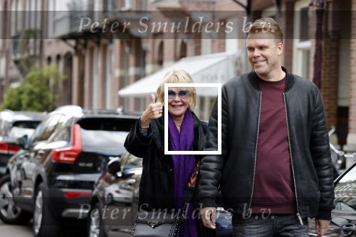 Amsterdam 15 mei 2020
Sheila de Vries met haar zoon Gideon p[ de cornelis schuytstraat