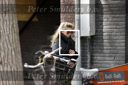 Amsterdam 11 mei 2020
Tatjana met koffiet je op straat in Amsterdam .