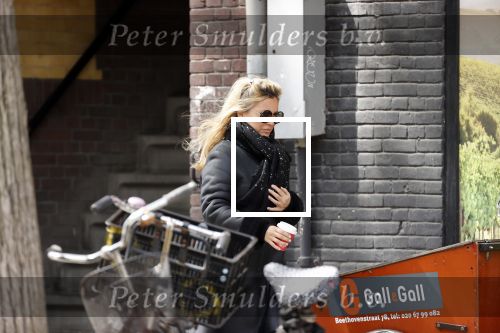 Amsterdam 11 mei 2020
Tatjana met koffiet je op straat in Amsterdam .