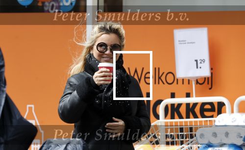 Amsterdam 11 mei 2020
Tatjana met koffiet je op straat in Amsterdam .