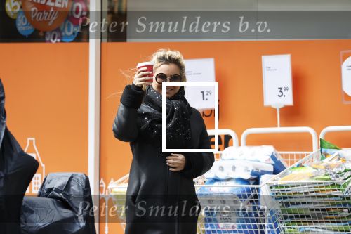 Amsterdam 11 mei 2020
Tatjana met koffiet je op straat in Amsterdam .