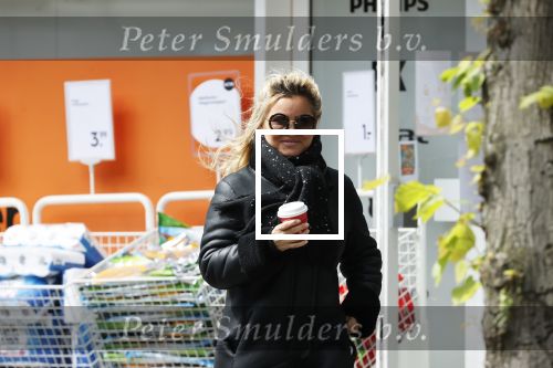 Amsterdam 11 mei 2020
Tatjana met koffiet je op straat in Amsterdam .