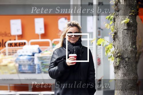 Amsterdam 11 mei 2020
Tatjana met koffiet je op straat in Amsterdam .