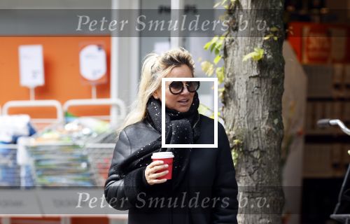 Amsterdam 11 mei 2020
Tatjana met koffiet je op straat in Amsterdam .