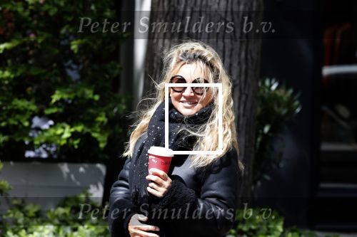 Amsterdam 11 mei 2020
Tatjana met koffiet je op straat in Amsterdam .