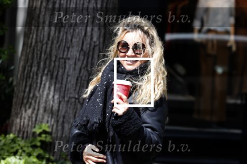 Amsterdam 11 mei 2020
Tatjana met koffiet je op straat in Amsterdam .