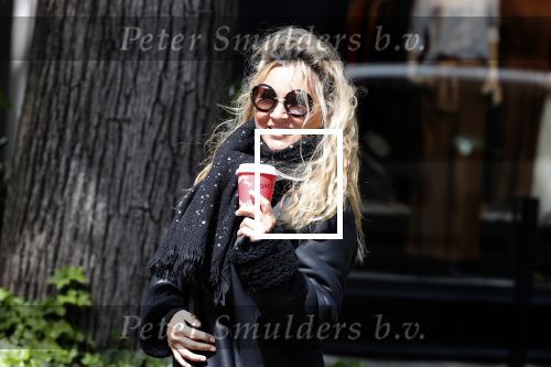 Amsterdam 11 mei 2020
Tatjana met koffiet je op straat in Amsterdam .