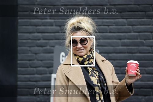 Amsterdam 15 mei 2020
Tatjana drinkt kopje koffie op de beethovenstraat